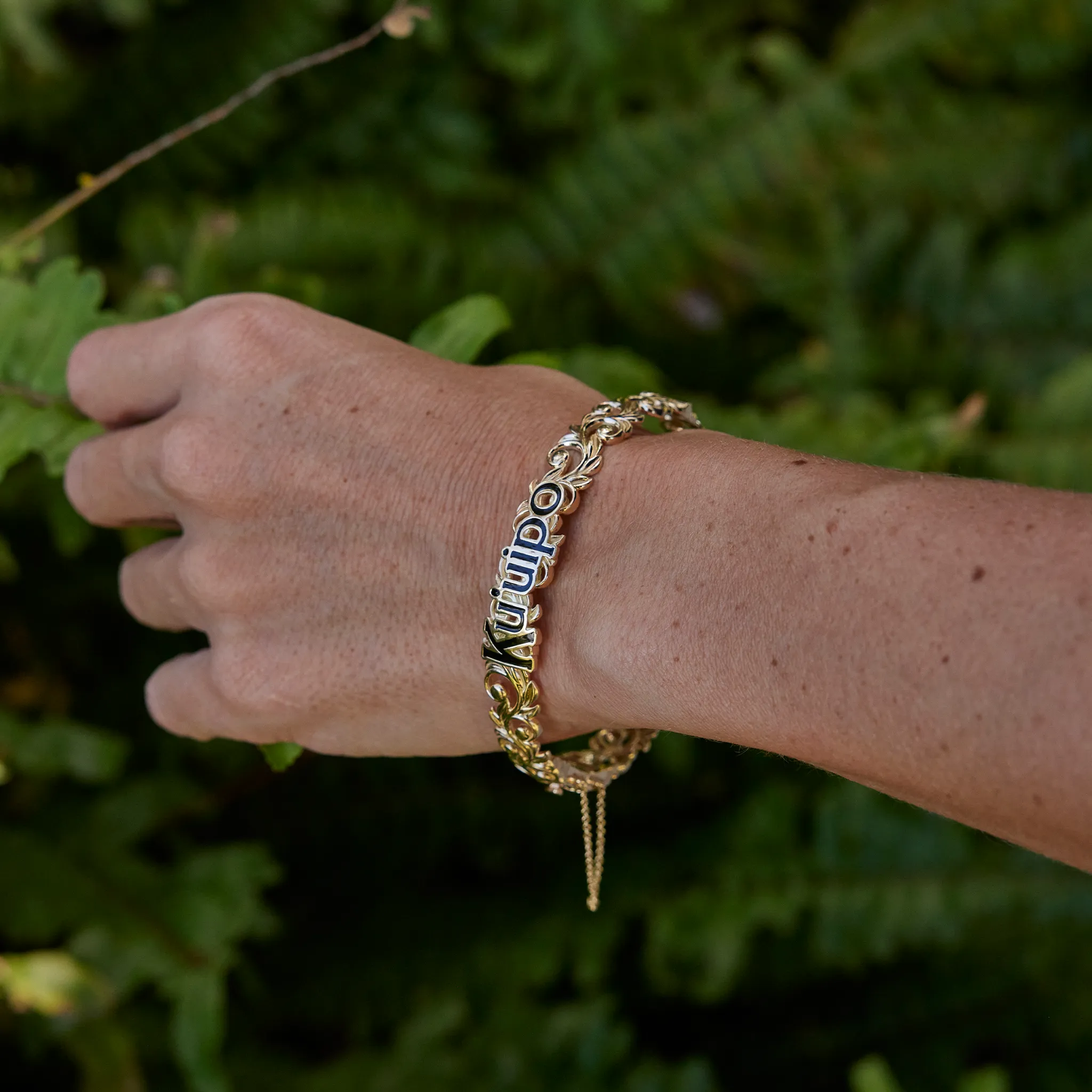 Living Heirloom Kuʻuipo (Sweetheart) Hinge Bracelet in Gold - 10mm